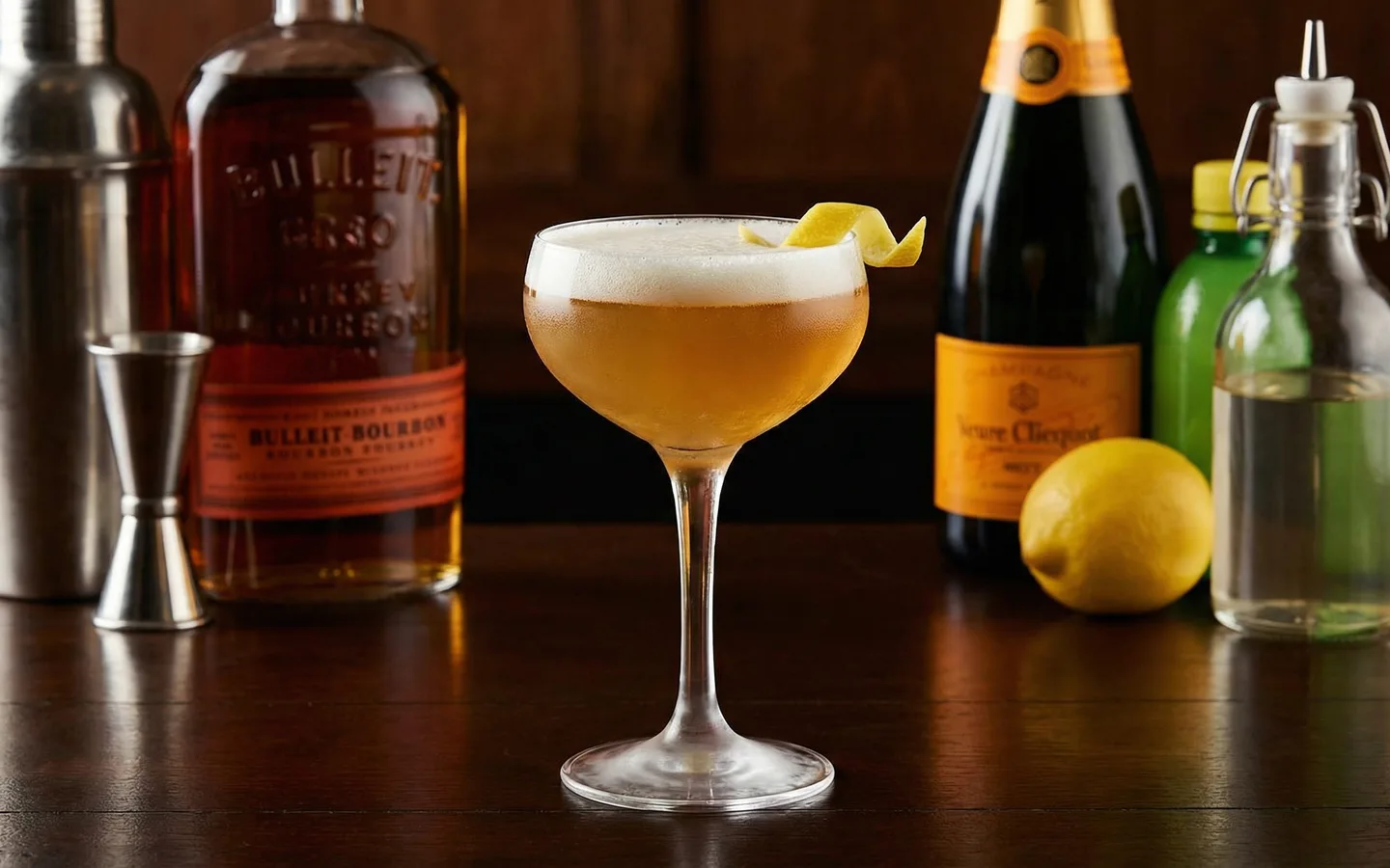 French 75 cocktail i ett elegant glas med citronzest